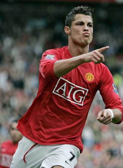 Cristiano Ronaldo celebra uno de sus dos goles al Wigan.