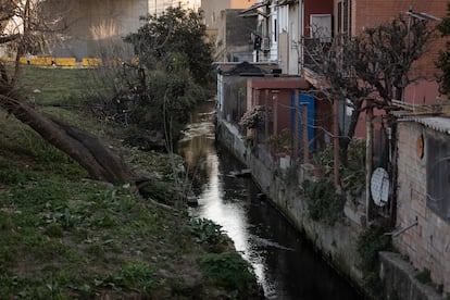 El Rec Comtal, una acequia del siglo X, a su paso por el barrio de Vallbona de Barcelona.