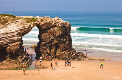 The beach of As Catedrais (the Cathedrals, in the local Galician language) is a cross between a seaside promenade and a monument that is open to visitors. Hardly anyone actually goes for a swim here, and besides, it is only accessible at low tide. It is hard to say what’s more impressive about this rocky cathedral crafted by nature: its eight slate arcades reminiscent of Gothic arches – the most beautiful ones are nearly concealed by the waves – or the spacious caves, or the imposing entrance arch (which is on the verge of collapse, according to geologists). Between July 1 and September 30 it is necessary to obtain a permit to see this natural monument up close, with a few exceptions (<a href="http://ascatedrais.xunta.gal">ascatedrais.xunta.gal</a>)