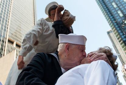 Entre los que acudieron hoy a Times Square estuvieron Ray y Ellie Williams, que viajaron desde Georgia y celebraron por partida doble, ya que se casaron un 15 de agosto de 1945, el mismo día en que finalizó el conflicto más sangriento de la historia universal.