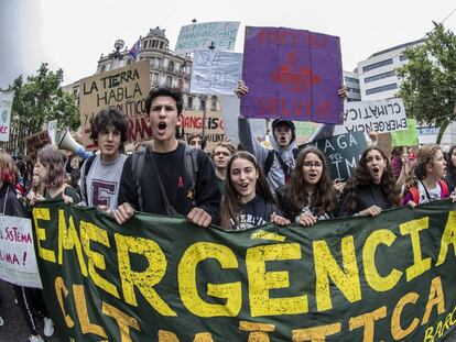 Manifestants contra el canvi climàtic aquest divendres a Barcelona.