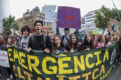 Manifestants contra el canvi climàtic aquest divendres a Barcelona.