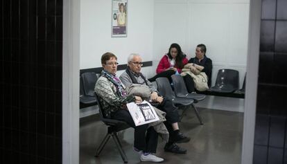 Pacients a la sala d'espera del CAP de la Mina.