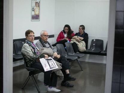 Pacients a la sala d'espera del CAP de la Mina.