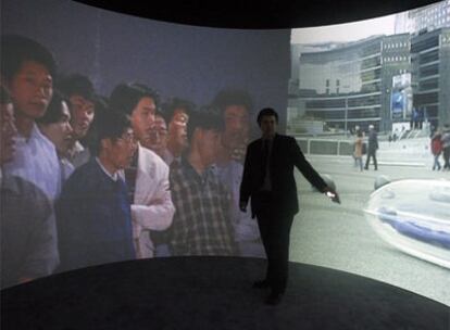 El comisario de la exposición, Nat Trotman, posaba ayer en el espacio circular que ocupa la instalación <i>Conexión</i> (1995-2006).