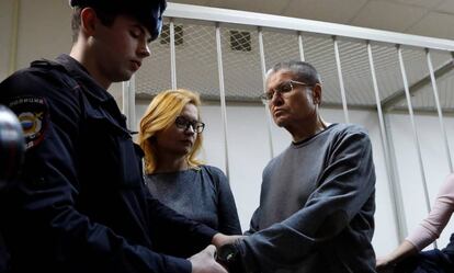 Un policía pone las esposas al exministro de Economía ruso Alexéi Uliukáev después de concocerse la sentencia este viernes en Moscú.