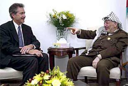 El enviado especial de EE UU, William Burns, con el presidente palestino, Yasir Arafat, ayer en Ramala.