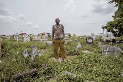 Retrato de un sepulturero del cementerio de Kintambo, en Ngaliema, Kinshasa. 2015