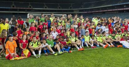 Los jugadores españoles se fotografían con niños sudafricanos