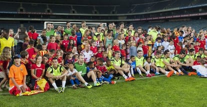 Los jugadores españoles se fotografían con niños sudafricanos
