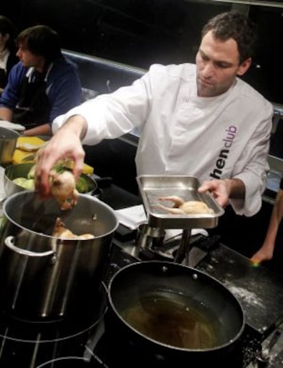 El cocinero Darío Barrio en un curso de cocina de Kitchen Club.