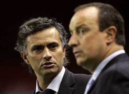 José Mourinho (a la izquierda) y Rafa Benítez, durante un partido entre sus equipos.