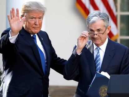 El mandatario estadounidense, Donald Trump, junto al presidente de la Reserva Federal, Jerome Powell. 