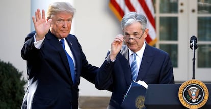 El mandatario estadounidense, Donald Trump, junto al presidente de la Reserva Federal, Jerome Powell. 