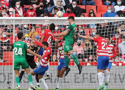 David García remata el balón con la cabeza y marca en el partido del Granada contra el Osasuna.