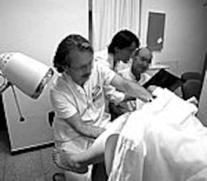 Médicos del hospital Sant Joan de Déu de Barcelona, durante una exploración ginecológica.