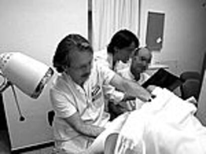 Médicos del hospital Sant Joan de Déu de Barcelona, durante una exploración ginecológica.