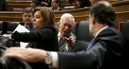 Santamar&iacute;a, con Catal&aacute; (izquierda), Garc&iacute;a Margallo y Rajoy.