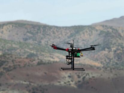 Un dron sobrevola un nucli no habitat.