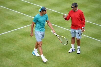 Tennis - Aegon Championships - Queens Club, London - 17/6/15 Spain's Rafael Nadal and coach Toni Nadal during a practice session Action Images via Reuters / Tony O'Brien Livepic