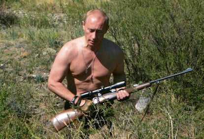 El presidente ruso, Vladimir Putin camina con un rifle en la región de Tuva (Siberia), el 15 de agosto de 2007.