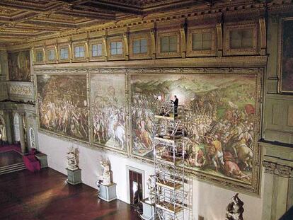 Vista de <i>La batalla de Scannagallo,</i> de Vasari, en el Palazzo Vecchio de Florencia.