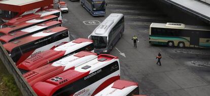 Autobuses del grupo Avanza, al que pertenece Auto-Res, aparcados  en la Estaci&oacute;n Sur de Madrid. 