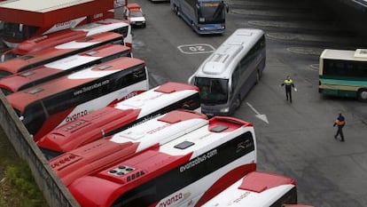 Autobuses del grupo Avanza, al que pertenece Auto-Res, aparcados en la Estación Sur de Madrid.