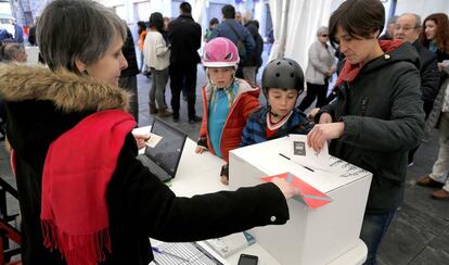 Una mujer vota en las urnas de Tolosa.