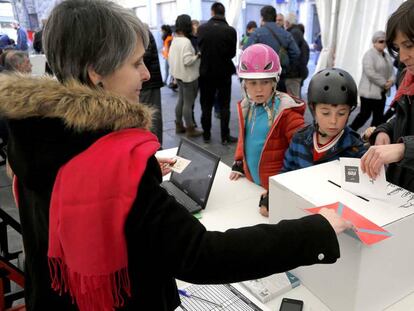 Una dona vota a les urnes a Tolosa.