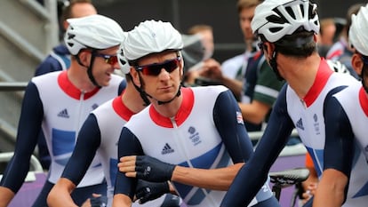 Wiggins, rodeado por sus compañeros de equipo.