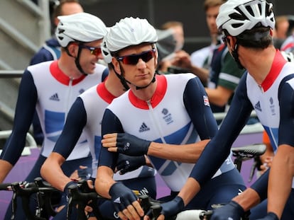 Wiggins, rodeado por sus compa&ntilde;eros de equipo.