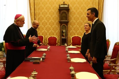 Tras la audiencia con el papa, Pedro Sánchez se ha entrevistado también con el secretario de Relaciones con los Estados, Paul Gallagher. Lo normal habría sido ver al secretario de Estado, Pietro Parolin, pero por motivos de agenda no pudo estar presente.