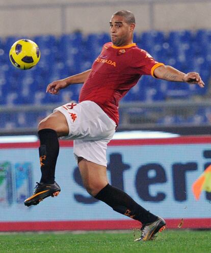 Adriano, durante un partido con el Roma en enero.