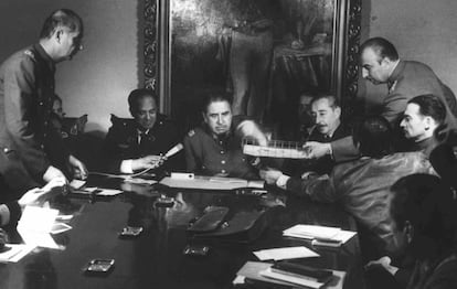 Pinochet preside una reunión de la Junta Militar el 20 de septiembre de 1973, nueve días después del golpe de Estado. A su derecha el general Gustavo Leigh, y a su izquierda, el almirante Toribio Merino.