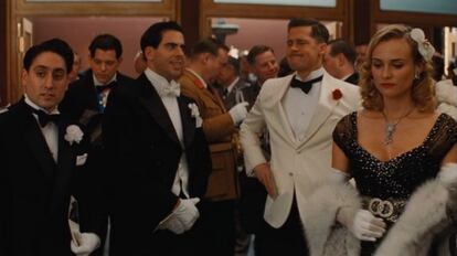 La extraña pareja Armani-Tarantino se volvía a reunir puntualmente en la pantalla como ya lo habían hecho en Pulp Fiction y la marca Emporio Armani. El motivo no era otro que el de vestir con un elegante esmoquin al jefe del pelotón de bastardos, el señor Brad Pitt.