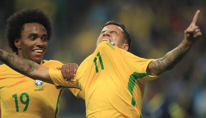 Philippe Coutinho comemora o segundo gol do Brasil.