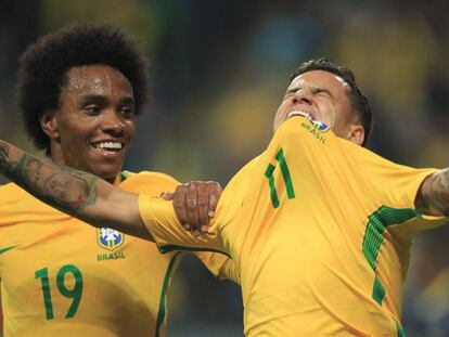 Philippe Coutinho comemora o segundo gol do Brasil.