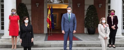 El presidente del Gobierno, Pedro Sánchez (en el centro), posa junto la vicepresidenta tercera, Yolanda Díaz (izquierda arriba), la vicepresidenta primera del Gobierno, Carmen Calvo (izquierda abajo), la vicepresidenta segunda, Nadia Calviño (derecha abajo), y la vicepresidenta cuarta del Gobierno y ministra para la Transición Ecológica y el Reto Demográfico, Teresa Ribera (derecha arriba), tras aprobar los cambios en el Gobierno.