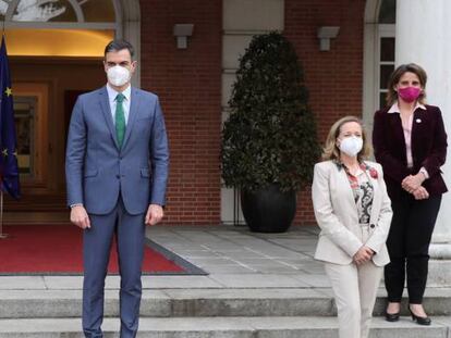 El presidente del Gobierno, Pedro Sánchez (en el centro), posa junto la vicepresidenta tercera, Yolanda Díaz (izquierda arriba), la vicepresidenta primera del Gobierno, Carmen Calvo (izquierda abajo), la vicepresidenta segunda, Nadia Calviño (derecha abajo), y la vicepresidenta cuarta del Gobierno y ministra para la Transición Ecológica y el Reto Demográfico, Teresa Ribera (derecha arriba), tras aprobar los cambios en el Gobierno.