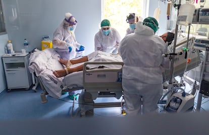 Un enfermo de coronavirus, atendido en la UCI del Hospital Clínico de Valencia, el pasado 16.