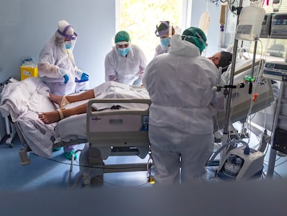 Un enfermo de coronavirus, atendido en la UCI del Hospital Clínico de Valencia, el pasado 16.