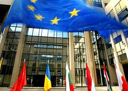 Las banderas europea y de los países miembros, en la puerta de la Comisión Europea en Bruselas.