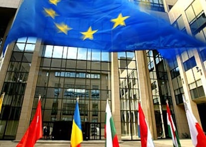 Las banderas europea y de los países miembros, en la puerta de la Comisión Europea en Bruselas.