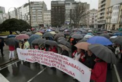 Trajadores de una empresa afectada se manifiestan en una protesta en la calle