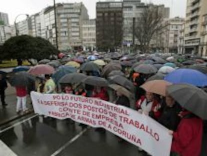 Trajadores de una empresa afectada se manifiestan en una protesta en la calle