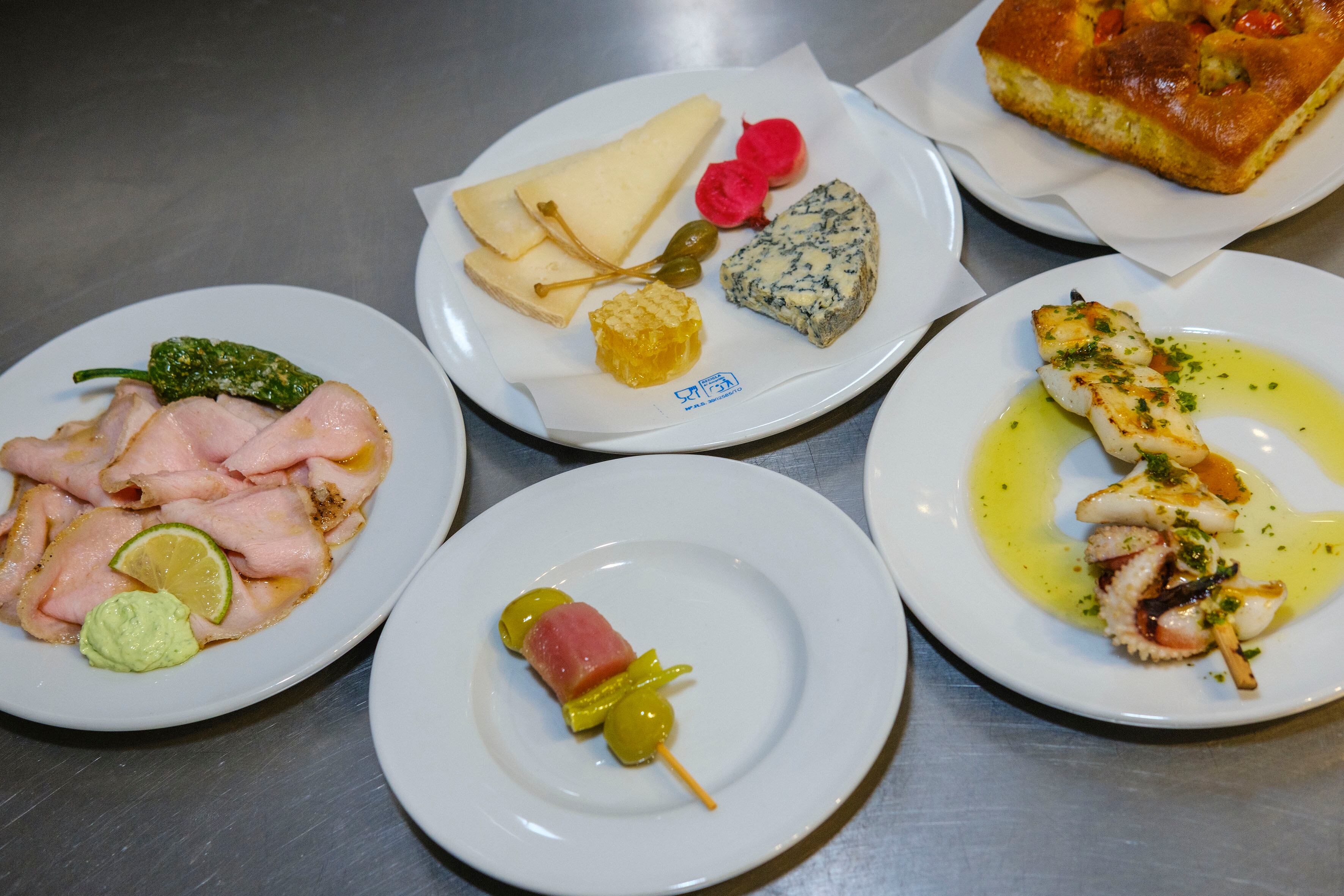 Algunas de las tapas que se sirven en La Polacra, en la localidad almeriense de Las Negras.