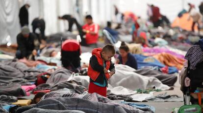Grupos de migrantes descansan en el deportivo Jesús Martínez Palillo, en Ciudad de México (México).