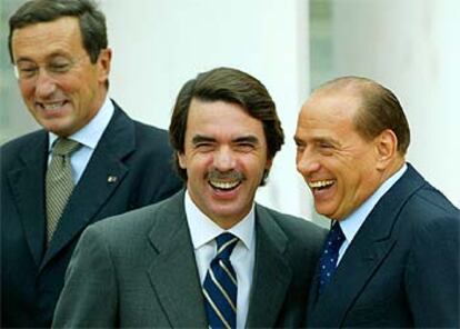 José María Aznar y el primer ministro italiano, Silvio Berlusconi, ayer en Roma junto al viceprimer ministro italiano, Gianfranco Fini (izquierda).