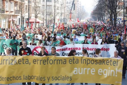 Manifestación de ELA y LAB, con sus secretarios generales a la cabeza, en Bilbao contra la reforma laboral.